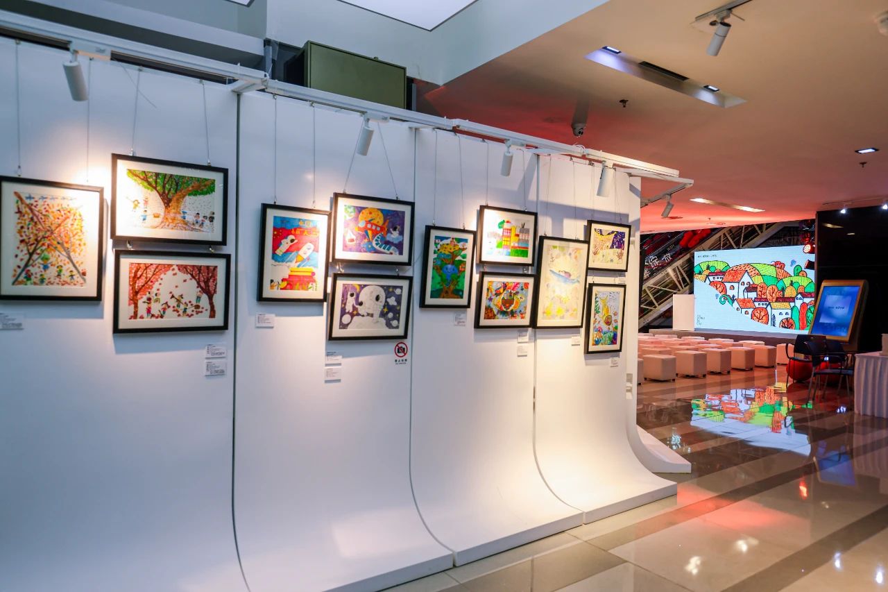 “我眼中的世界”云南第三空间卓域楼彝族儿童公益画展拍卖会圆满举行